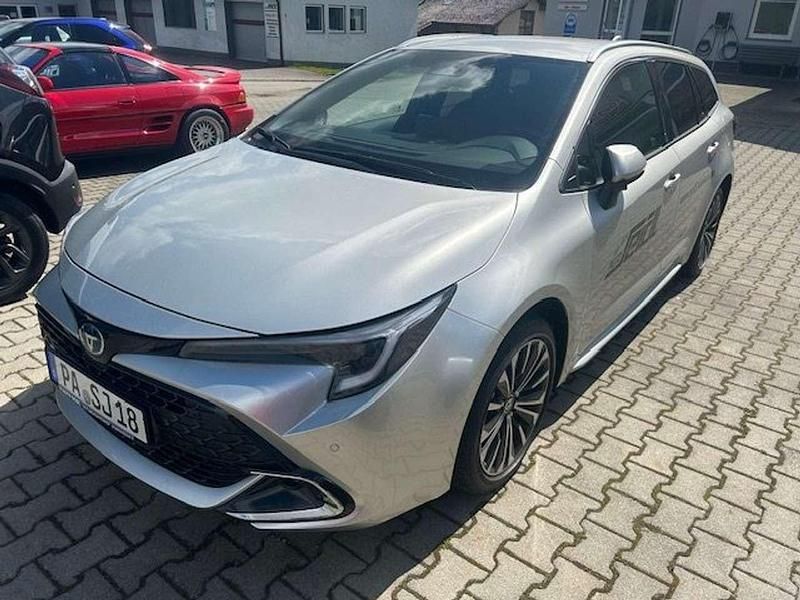 Silber Gebraucht 2024 Toyota Corolla Team Kombi | 28.900 € (Fairer Preis) - Bild 1/4