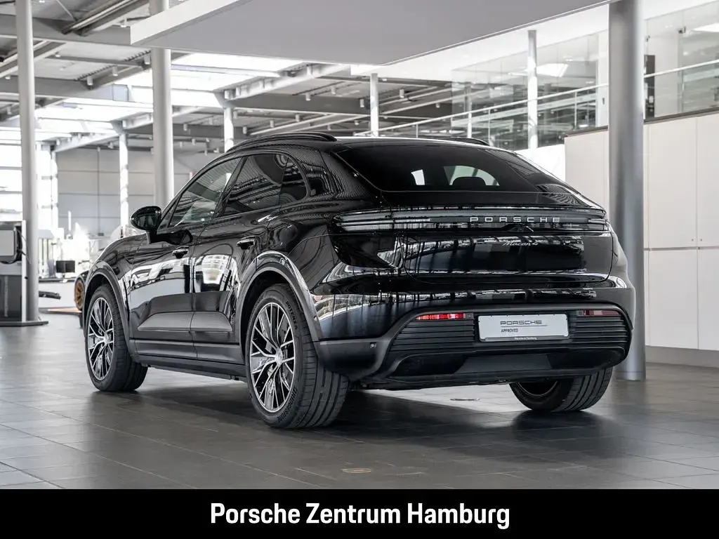 Second-hand Porsche Macan 4 Electric 300 kW (408 CP) 2025 Negru SUV