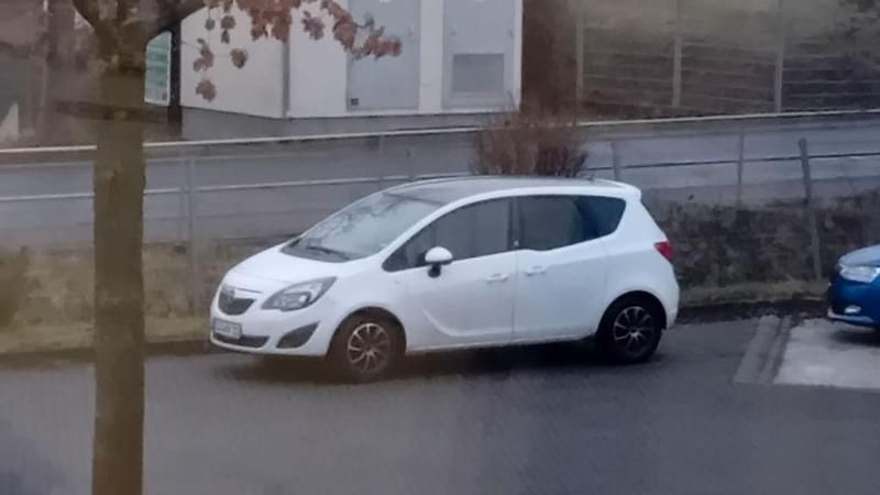 Weiß Gebraucht 2011 Opel Meriva Design Edition Van / Kleinbus | 3.000 € (Superpreis) - Bild 1/4