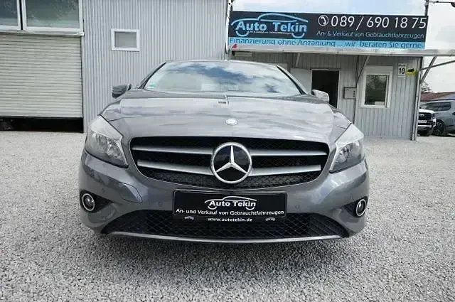 Gebraucht Mercedes A180 122 PS (89 kW) 2013 Mountaingrau  met. Kleinwagen