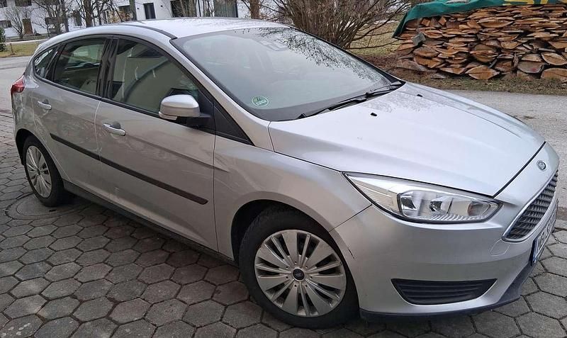 Gebraucht Ford Focus Trend 101 PS (74 kW) 2016 Silber Limousine