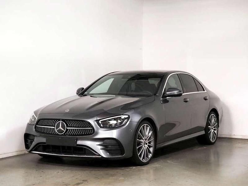 Grau Gebraucht 2023 Mercedes E220 AMG line Limousine | 44.490 € (Fairer Preis) - Bild 1/4