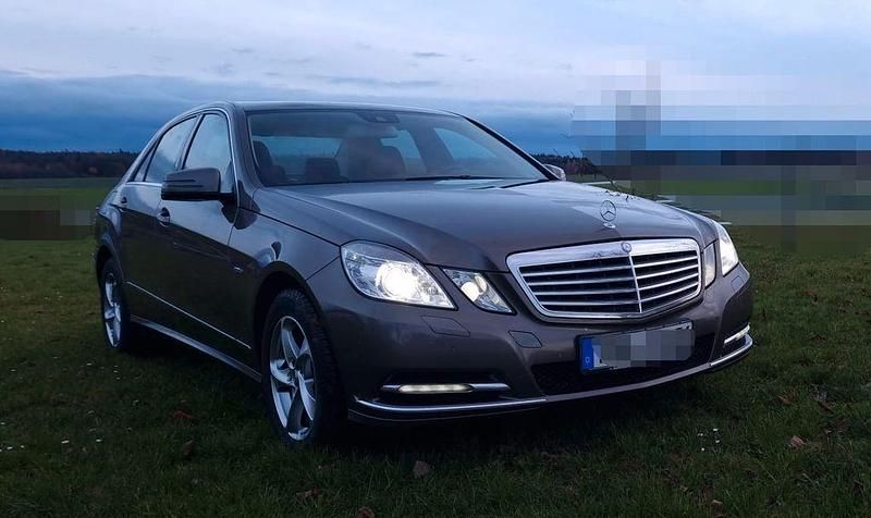 Braun Gebraucht 2012 Mercedes E300 Limousine | 7.500 € (Guter Preis) - Bild 1/4