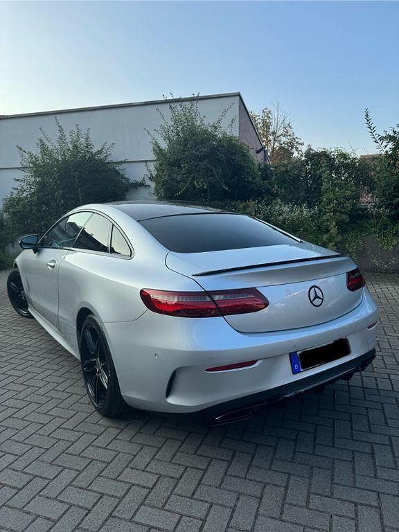 Silber Gebraucht 2019 Mercedes E220 AMG line Coupé | 35.950 € (Fairer Preis) - Bild 1/4