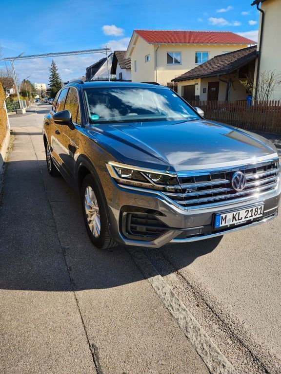 Grau Gebraucht 2019 VW Touareg R-line SUV | 40.700 € (Guter Preis) - Bild 1/4