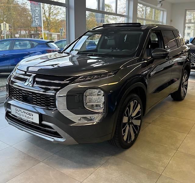 Grau Neu 2025 Mitsubishi Outlander P-HEV Top SUV | 57.990 € (Teuer) - Bild 1/4