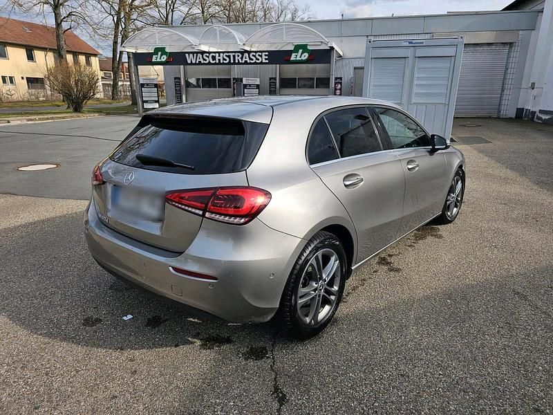 Grau Gebraucht 2018 Mercedes A180 Limousine | 15.500 € (Superpreis) - Bild 1/4