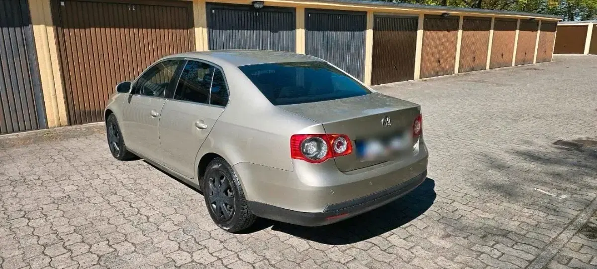 Używany VW Jetta Comfortline 102 KM (75 kW) 2005 Złoty Sedan/Limuzyna