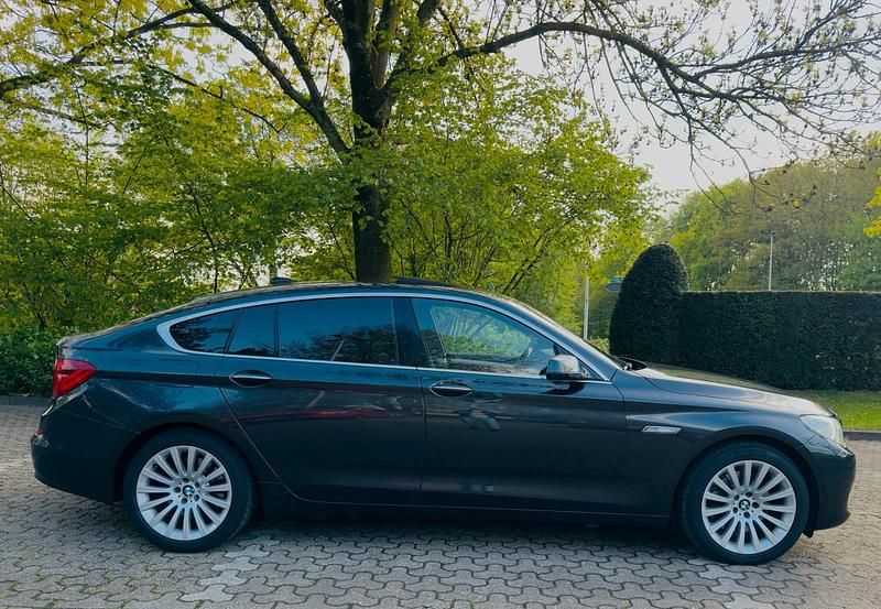 Grau Gebraucht 2013 BMW 530 Gran Turismo Limousine | 13.580 € (Fairer Preis) - Bild 1/4