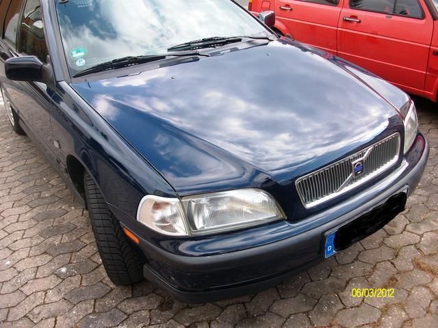 Blau Gebraucht 2000 Volvo V40 Kombi | 4.800 € - Bild 1/4