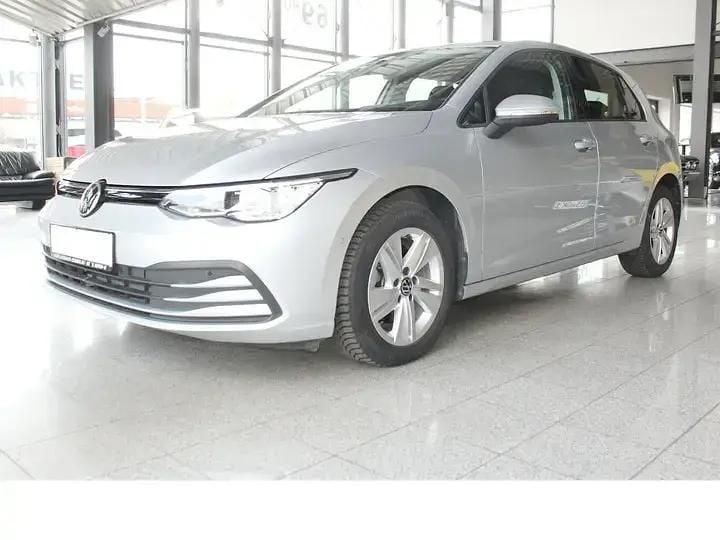 Silber Gebraucht 2023 VW Golf VIII Life Limousine | 20.970 € (Guter Preis) - Bild 1/4