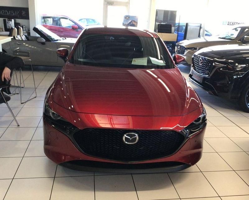 Neu Mazda 3 140 PS (102 kW) 2025 Rot Limousine