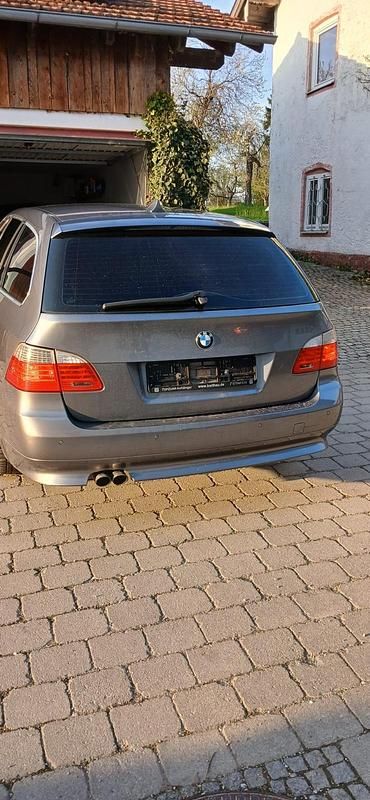 Gebraucht BMW 525 197 PS (144 kW) 2007 Grau Kombi