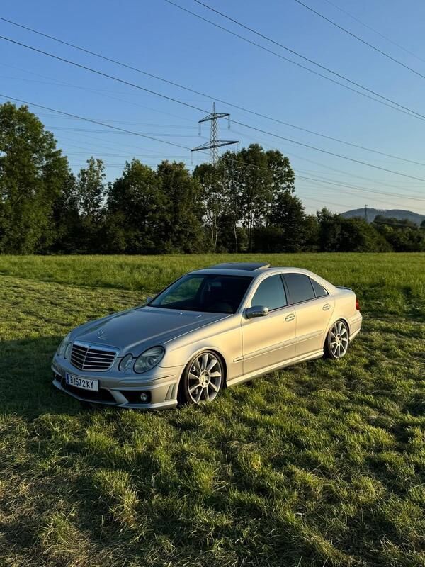 Silber Gebraucht 2003 Mercedes E500 AMG Limousine | 11.998 € - Bild 1/4
