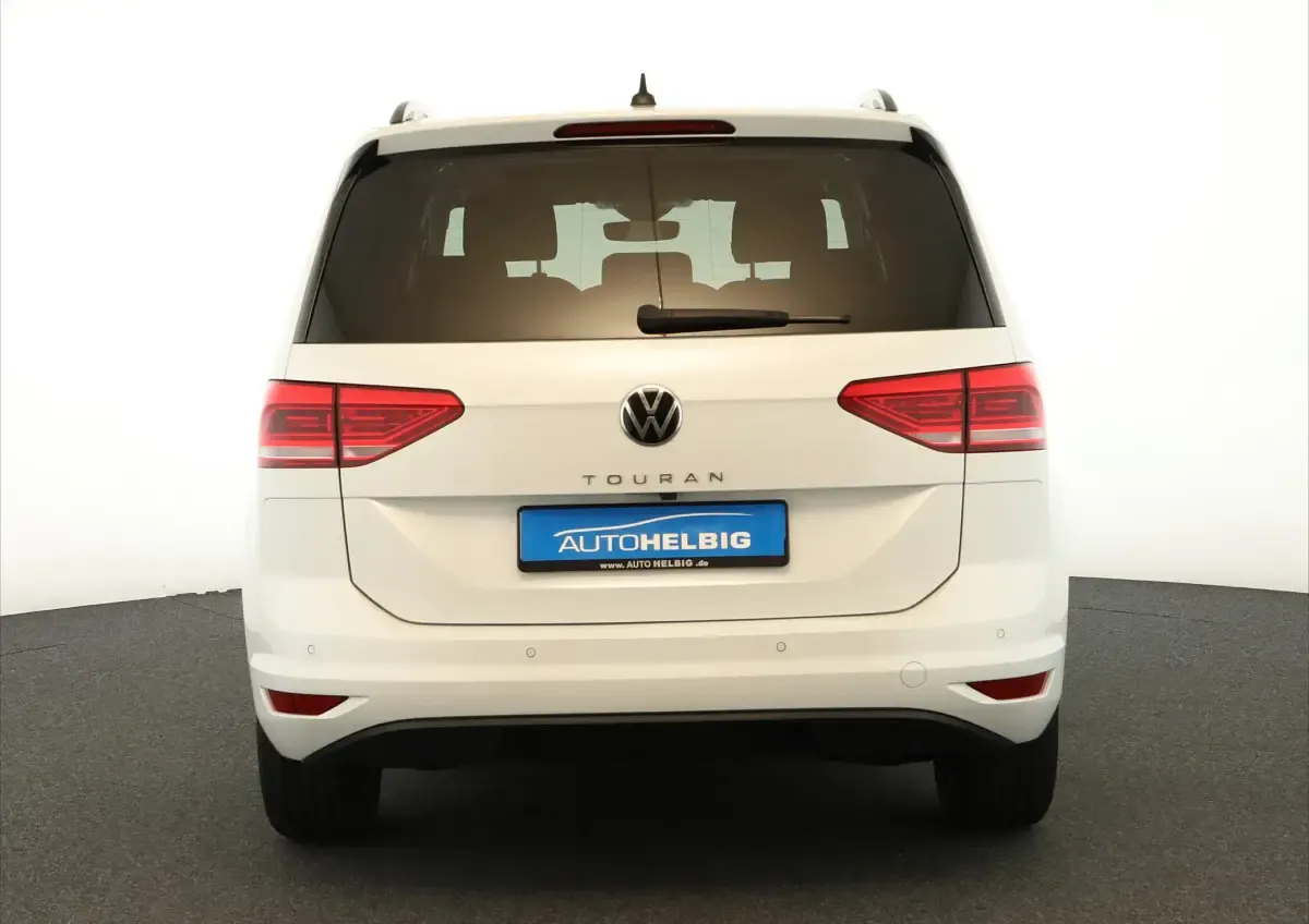 Gebraucht VW Touran Highline 150 PS (110 kW) 2023 Oryxweiss perlmutteffekt Van / Kleinbus