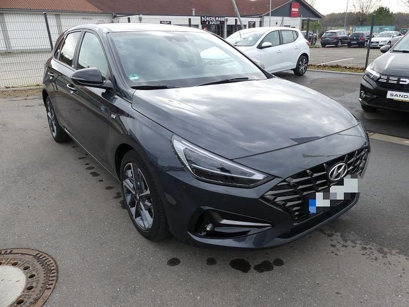 Grau Gebraucht 2022 Hyundai i30 Edition 30+ Limousine | 22.199 € (Fairer Preis) - Bild 1/4