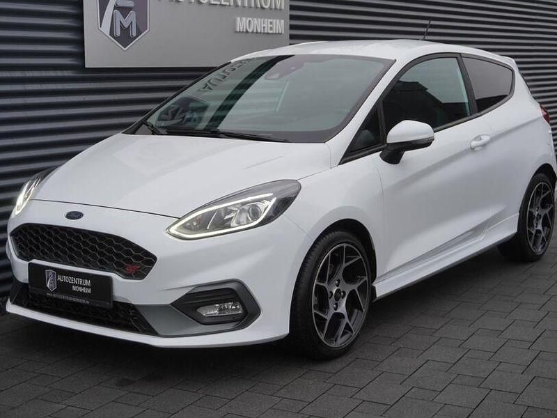 Gebraucht Ford Fiesta ST 200 PS (147 kW) 2019 Sonderlackierung frostweiß Limousine