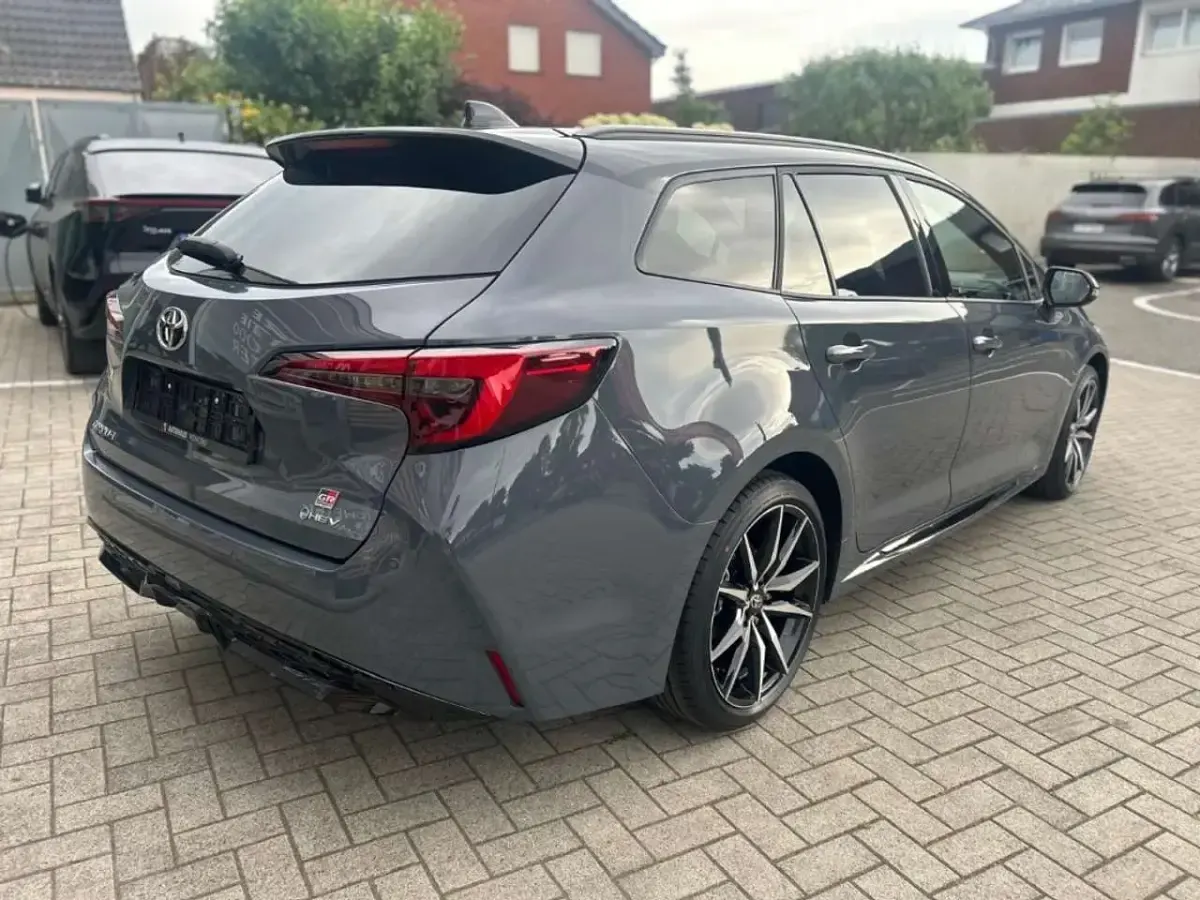 Neu Toyota Corolla Sport 179 PS (131 kW) 2026 Ash grey metallic / black Kombi