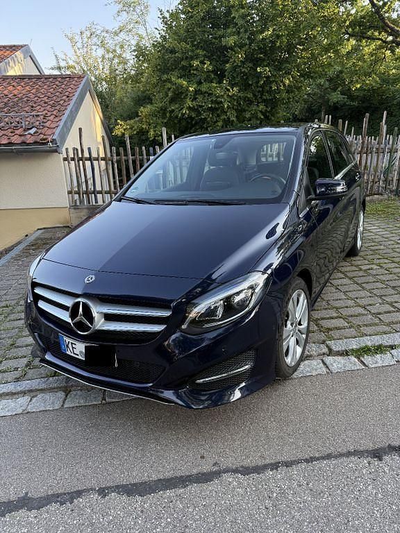 Blau Gebraucht 2018 Mercedes B180 Van / Kleinbus | 13.490 € (Superpreis) - Bild 1/4
