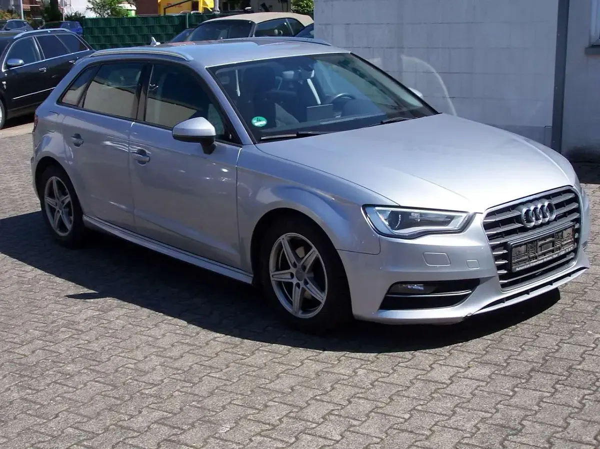 Gebraucht Audi A3 Attraction 110 PS (80 kW) 2015 Florettsilber metallic Kleinwagen