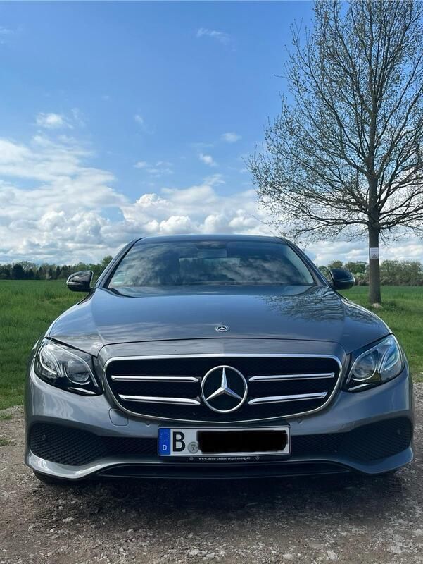 Grau Gebraucht 2019 Mercedes E200 Avantgarde Limousine | 34.499 € (Fairer Preis) - Bild 1/4