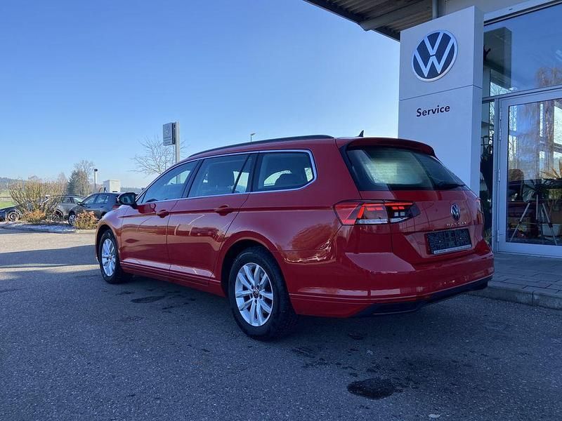 Gebraucht VW Passat Active 122 PS (89 kW) 2023 Tornadorot Kombi