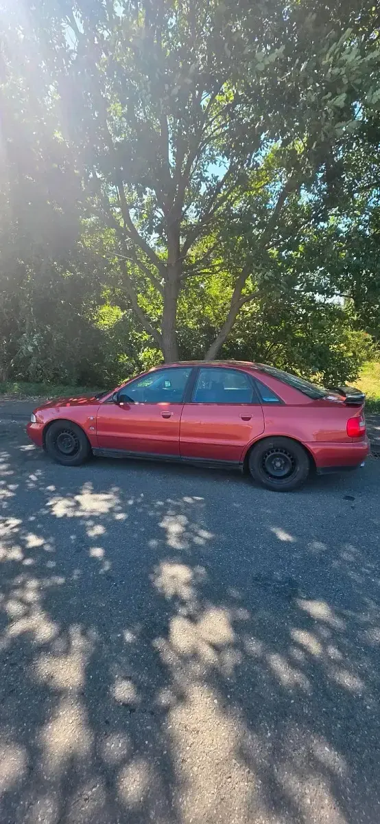 Gebraucht Audi A4 125 PS (91 kW) 1997 Rot Limousine