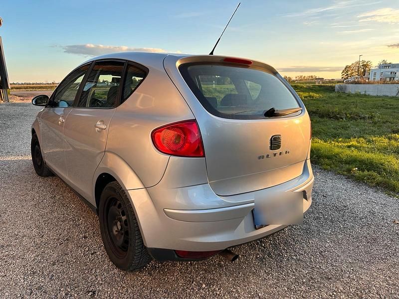 Silber Gebraucht 2004 Seat Altea Van / Kleinbus | 1.800 € (Fairer Preis) - Bild 1/4