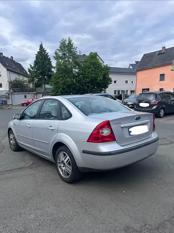 Gebraucht Ford Focus Ghia 145 PS (106 kW) 2007 Silber Limousine