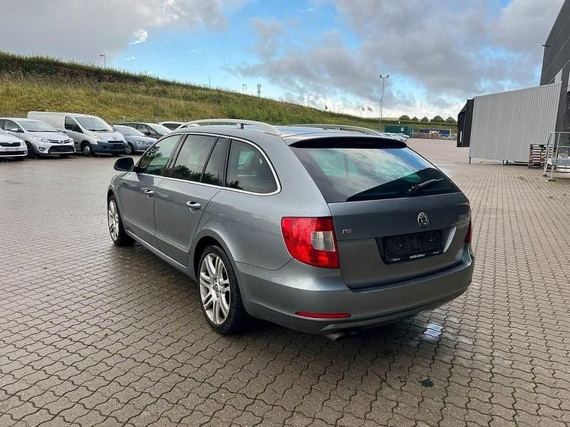 Gebraucht Skoda Superb Elegance 160 PS (117 kW) 2012 Grau Kombi