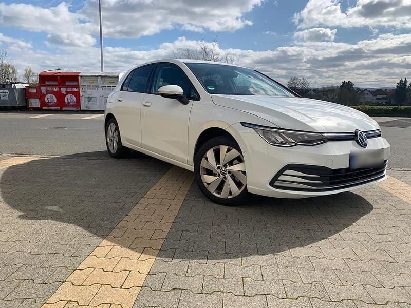 Gebraucht VW Golf VIII 150 PS (110 kW) 2022 Weiß Limousine