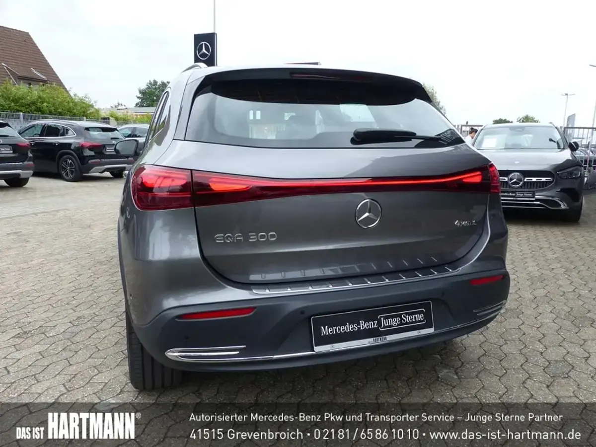 Gebraucht Mercedes EQA300 Progressive 167 kW (228 PS) 2025 Metalliclack mountaingrau SUV