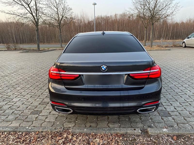 Gebraucht BMW 740 320 PS (235 kW) 2016 Grau Limousine