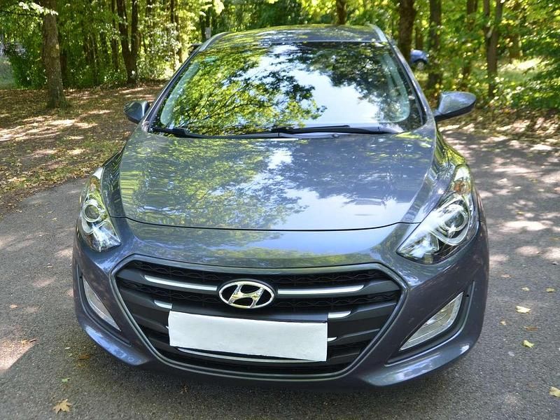Grau Gebraucht 2017 Hyundai i30 Comfort Kombi | 9.300 € (Guter Preis) - Bild 1/4