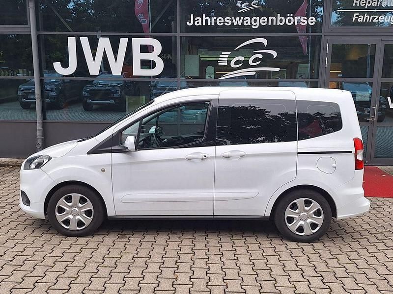 Weiß Gebraucht 2022 Ford Tourneo Courier Trend Van / Kleinbus | 13.890 € (Guter Preis) - Bild 1/4