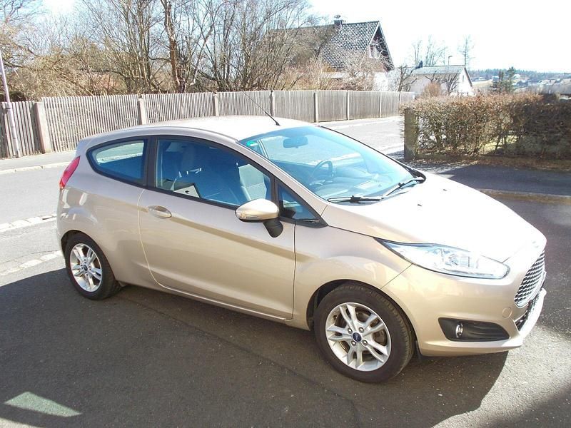 Braun Gebraucht 2016 Ford Fiesta Kleinwagen | 6.700 € (Guter Preis) - Bild 1/4