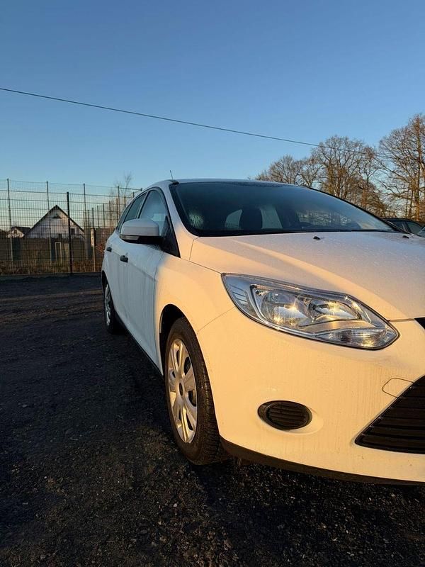 Gebraucht Ford Focus Trend 101 PS (74 kW) 2014 Weiß Kombi