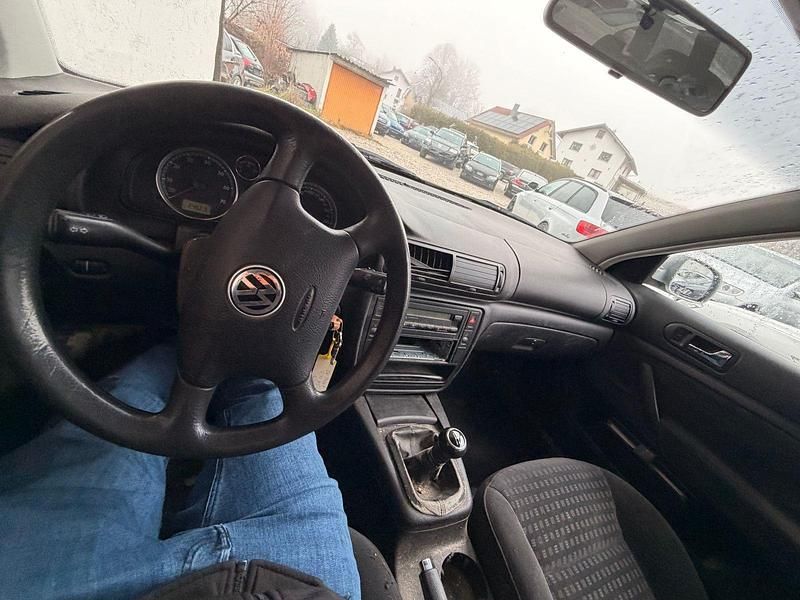 Second-hand VW Passat 170 CP (125 kW) 2001 Argintiu Break