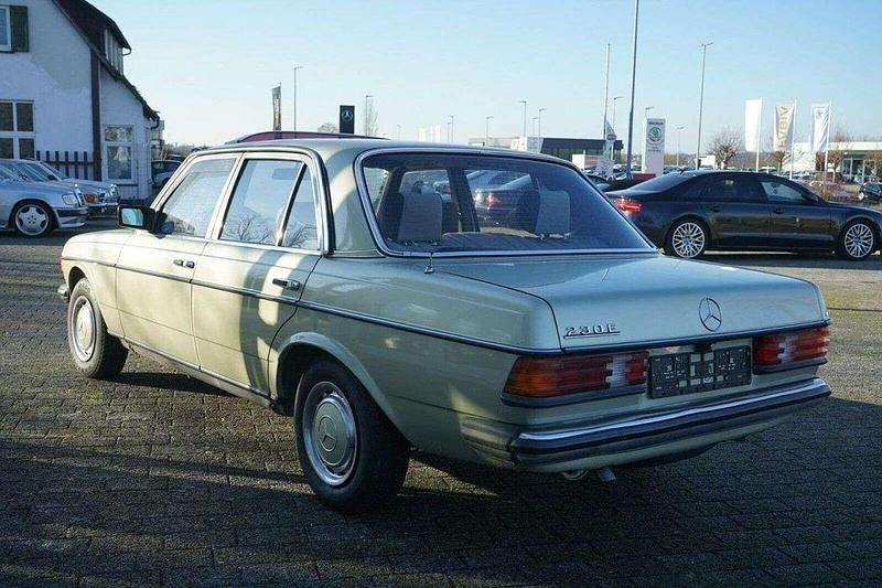 Gebraucht Mercedes 230 136 PS (100 kW) 1983 Grün Limousine