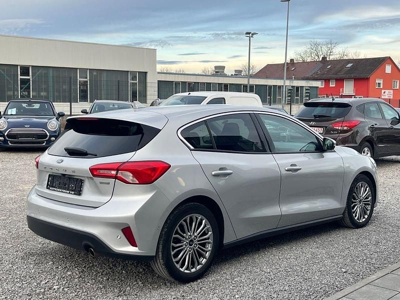 Gebraucht Ford Focus Titanium 125 PS (91 kW) 2018 Silber Limousine