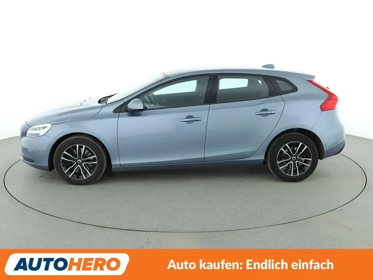 Gebraucht Volvo V40 Momentum 122 PS (89 kW) 2017 Blau Kombi