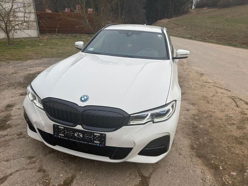 Gebraucht BMW 330e M Sport 292 PS (214 kW) 2021 Weiß Kombi