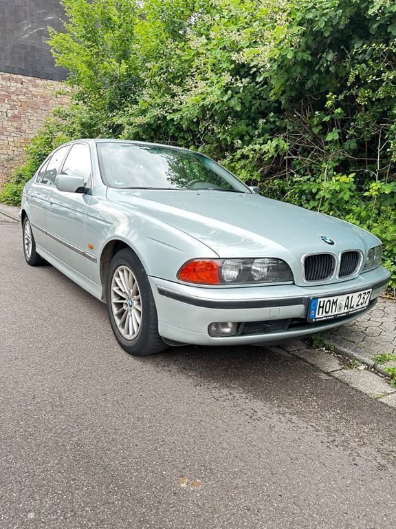 Silber Gebraucht 1999 BMW 520 Limousine | 2.100 € (Superpreis) - Bild 1/4