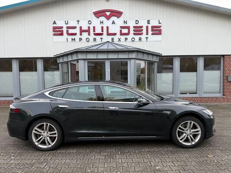 Grün Gebraucht 2013 Tesla Model S Kleinwagen | 16.990 € (Teuer) - Bild 1/4