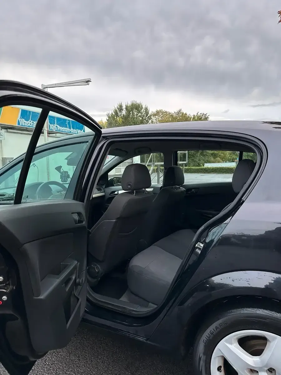 Gebraucht Opel Astra 105 PS (77 kW) 2009 Schwarz Limousine