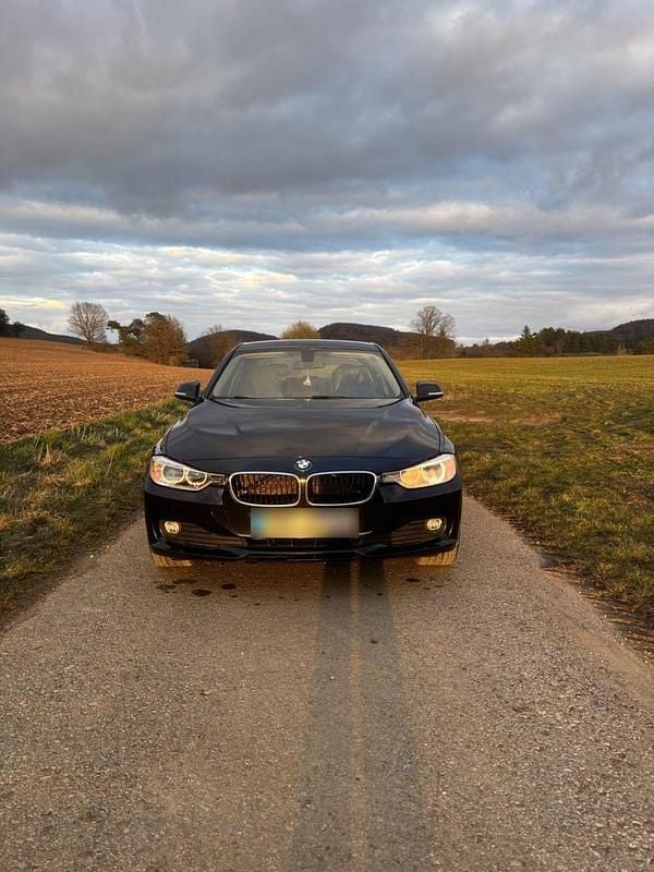 Gebraucht BMW 318 143 PS (105 kW) 2013 Schwarz Limousine