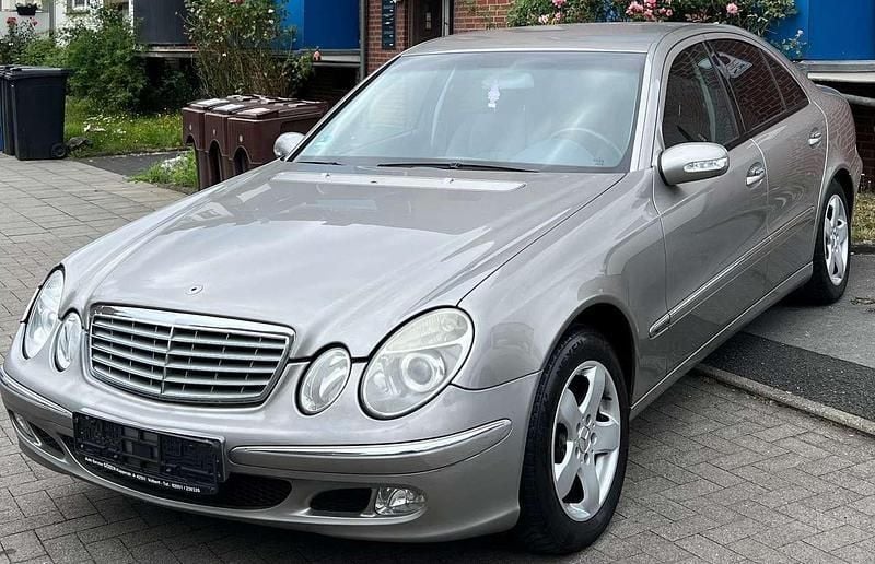 Cubanitsilber metallic Gebraucht 2003 Mercedes E240 Limousine | 2.790 € (Superpreis) - Bild 1/4