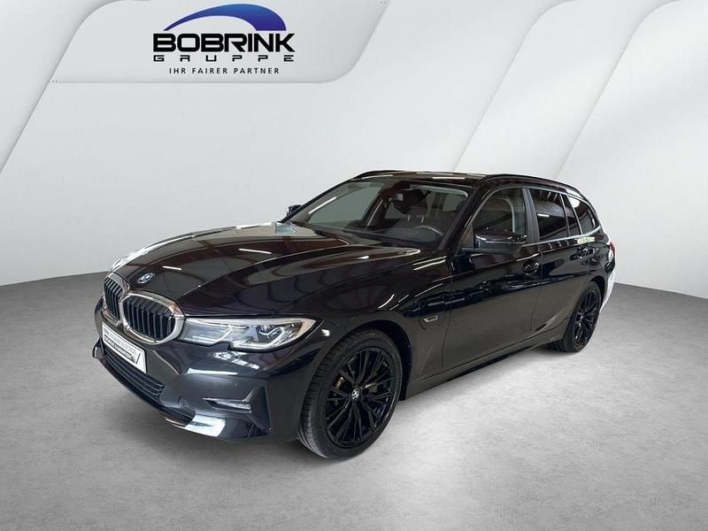 Schwarz Gebraucht 2022 BMW 330e Kombi | 31.490 € (Etwas zu teuer) - Bild 1/4