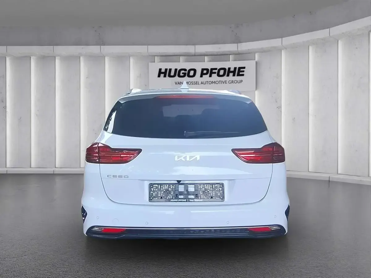 Gebraucht Kia Ceed Spirit 140 PS (102 kW) 2024 Weiß Kleinwagen