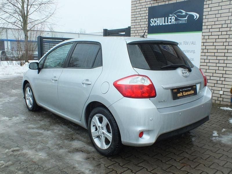 Gebraucht Toyota Auris Edition 99 PS (72 kW) 2012 Silber Limousine